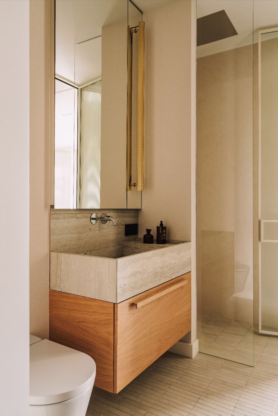 Projekt prezentuje dom o powierzchni 115 m², zlokalizowany tuż przy ścianie lasu. Powstał we współpracy Utuli Domy Prefabrykowane oraz EMWE Studio jako komfortowy, jasny apartament.