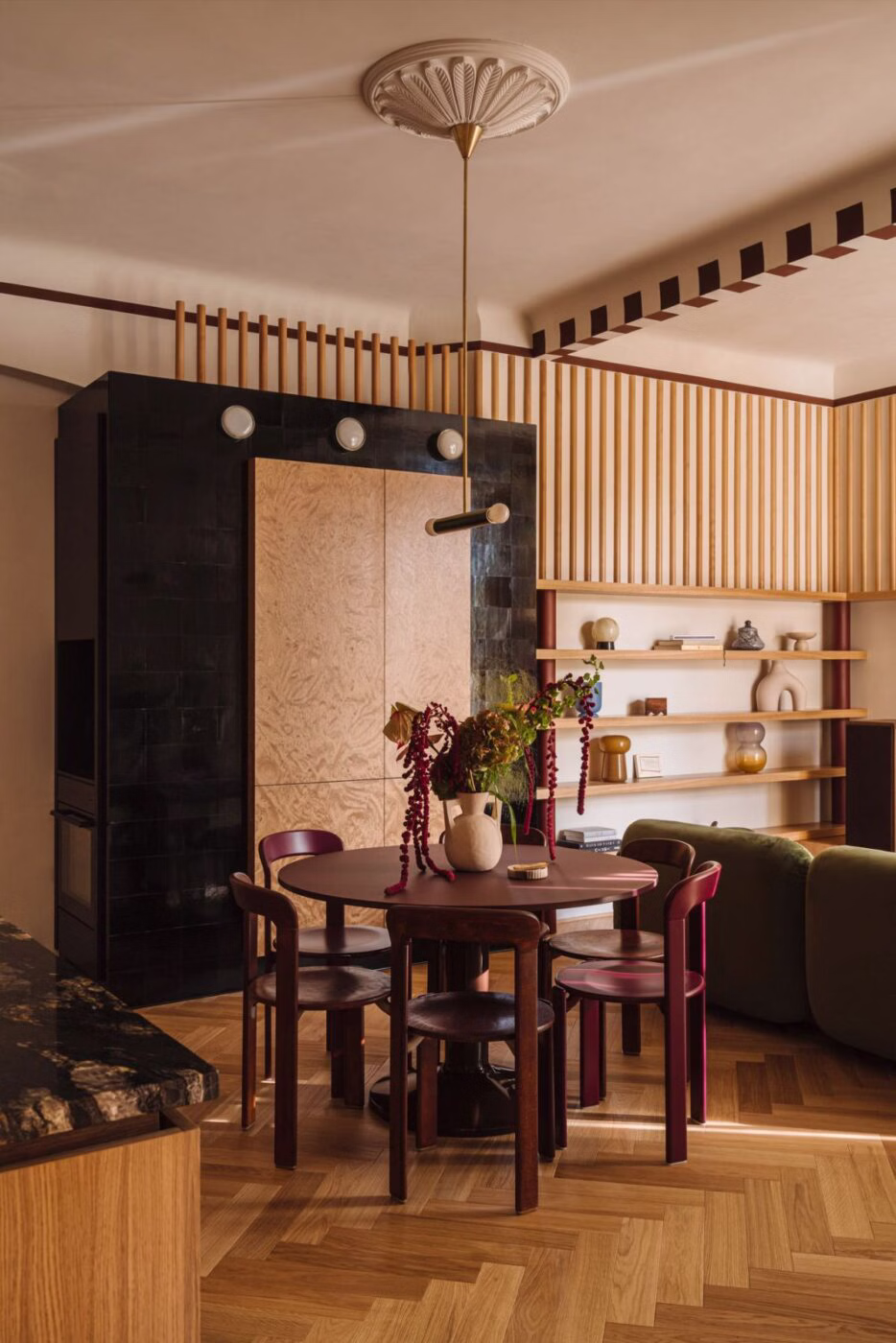 Faktury, które budują emocje. Mokotowska kamienica w wersji high craft