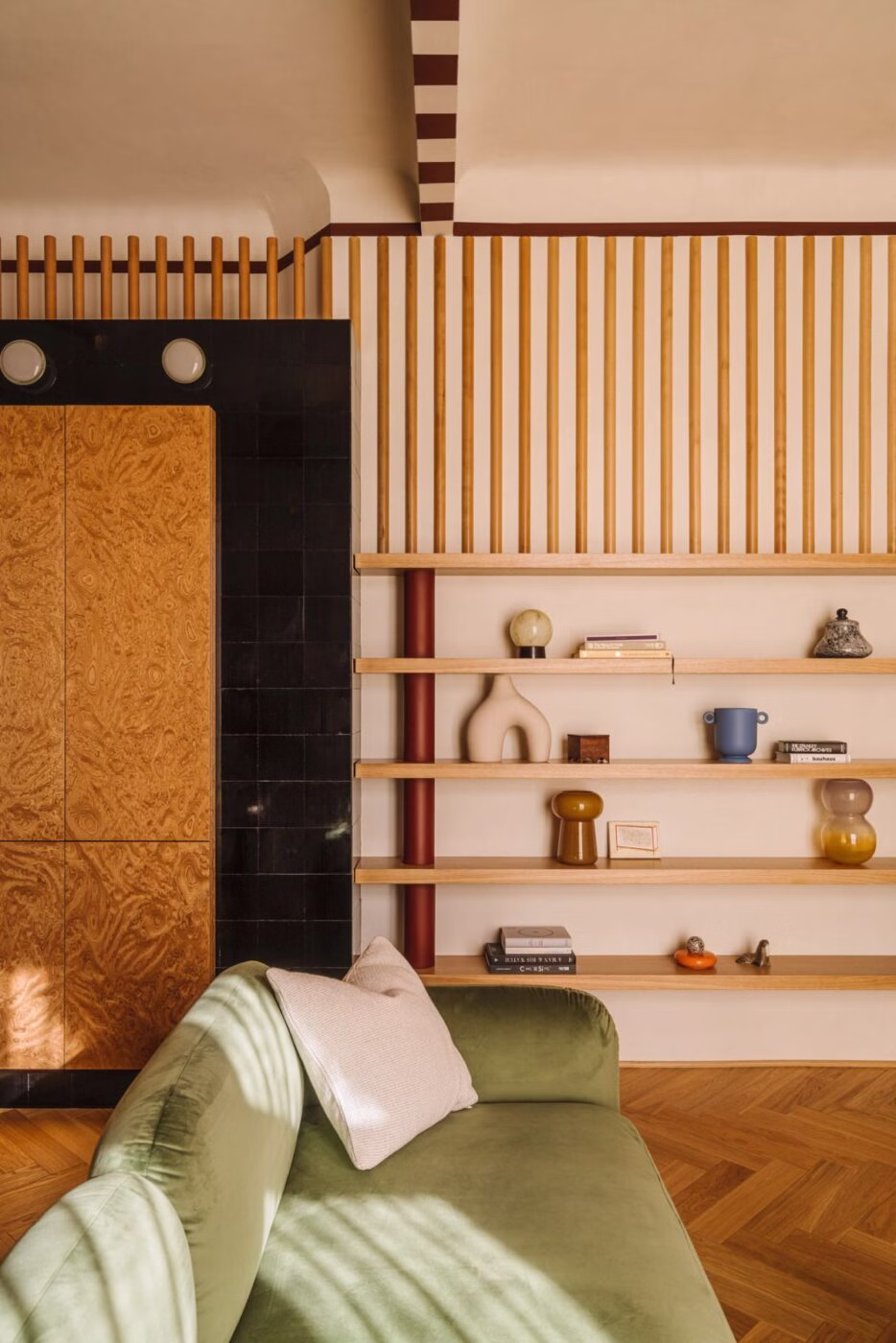 Faktury, które budują emocje. Mokotowska kamienica w wersji high craft