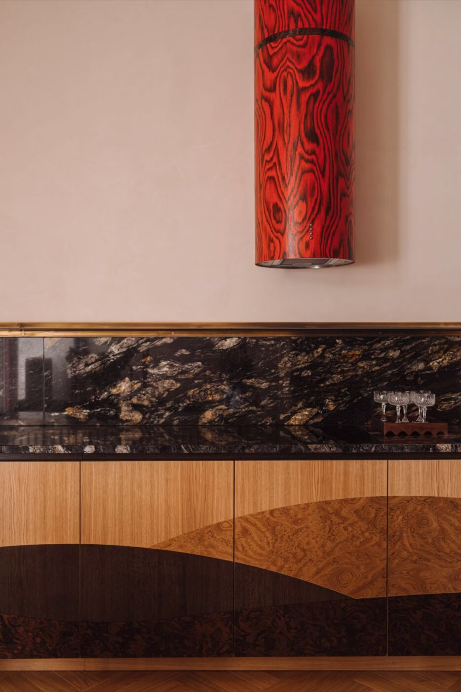 Faktury, które budują emocje. Mokotowska kamienica w wersji high craft