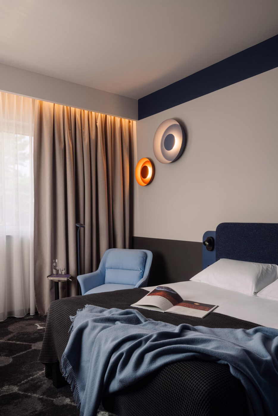 „Fly Me to the Moon” – klimat space age i kosmosu w Ibis Styles Katowice Airport 24 „Fly Me to the Moon”. Motyw podróży i wolności oraz odwołania do stylu Space Age i kosmosu w Ibis Styles Katowice Airport projektu AKA Studio