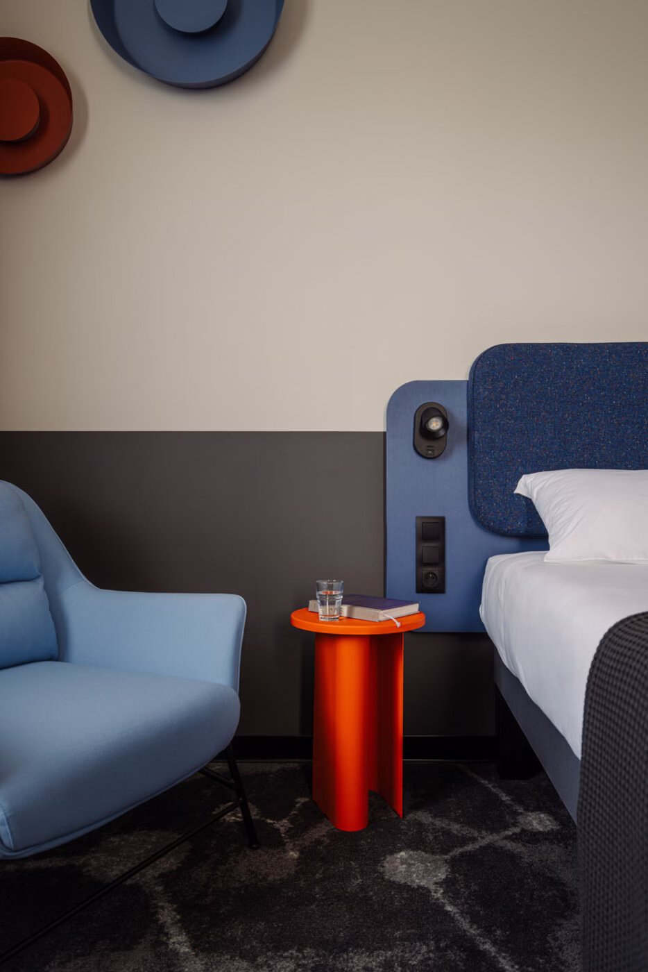 „Fly Me to the Moon” – klimat space age i kosmosu w Ibis Styles Katowice Airport 27 „Fly Me to the Moon”. Motyw podróży i wolności oraz odwołania do stylu Space Age i kosmosu w Ibis Styles Katowice Airport projektu AKA Studio