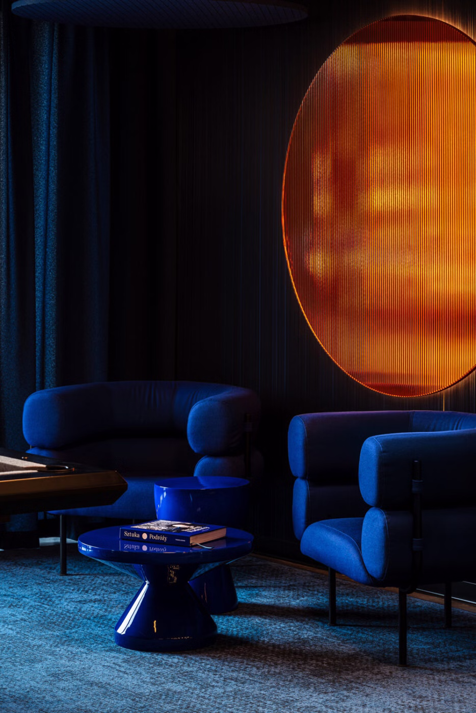 „Fly Me to the Moon” – klimat space age i kosmosu w Ibis Styles Katowice Airport 20 „Fly Me to the Moon”. Motyw podróży i wolności oraz odwołania do stylu Space Age i kosmosu w Ibis Styles Katowice Airport projektu AKA Studio