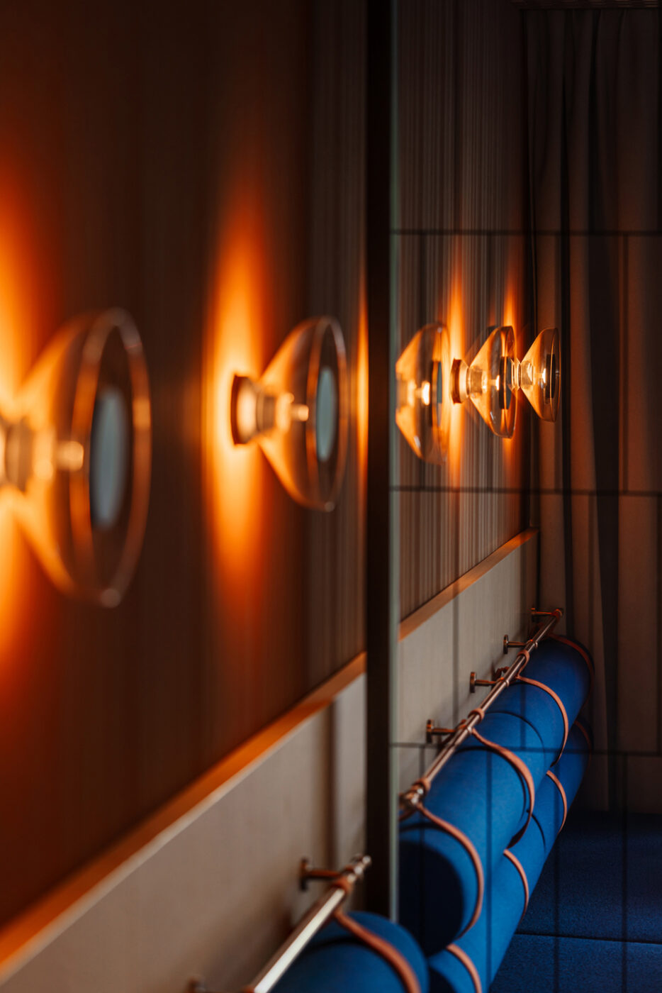 „Fly Me to the Moon” – klimat space age i kosmosu w Ibis Styles Katowice Airport 18 „Fly Me to the Moon”. Motyw podróży i wolności oraz odwołania do stylu Space Age i kosmosu w Ibis Styles Katowice Airport projektu AKA Studio