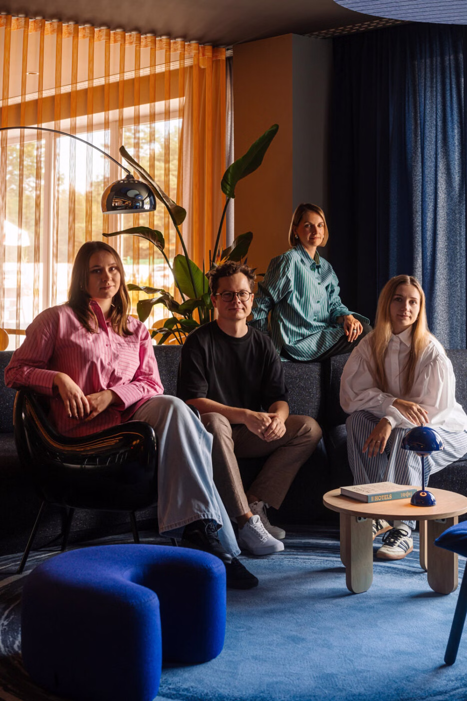 „Fly Me to the Moon” – klimat space age i kosmosu w Ibis Styles Katowice Airport 12 „Fly Me to the Moon”. Motyw podróży i wolności oraz odwołania do stylu Space Age i kosmosu w Ibis Styles Katowice Airport projektu AKA Studio