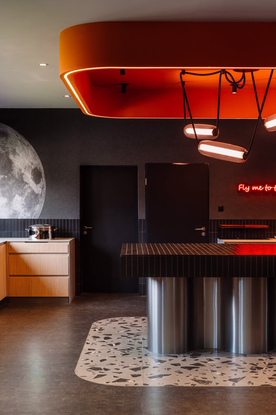 „Fly Me to the Moon” – klimat space age i kosmosu w Ibis Styles Katowice Airport 5 „Fly Me to the Moon”. Motyw podróży i wolności oraz odwołania do stylu Space Age i kosmosu w Ibis Styles Katowice Airport projektu AKA Studio