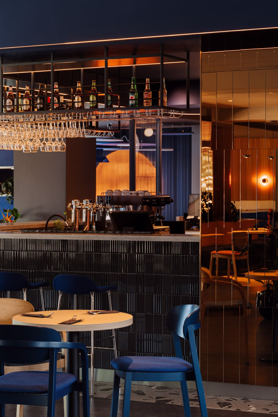 „Fly Me to the Moon” – klimat space age i kosmosu w Ibis Styles Katowice Airport 4 „Fly Me to the Moon”. Motyw podróży i wolności oraz odwołania do stylu Space Age i kosmosu w Ibis Styles Katowice Airport projektu AKA Studio