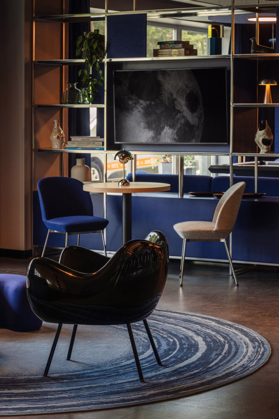 „Fly Me to the Moon” – klimat space age i kosmosu w Ibis Styles Katowice Airport 8 „Fly Me to the Moon”. Motyw podróży i wolności oraz odwołania do stylu Space Age i kosmosu w Ibis Styles Katowice Airport projektu AKA Studio