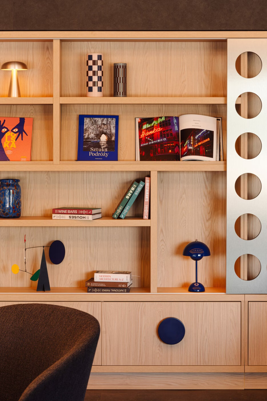 „Fly Me to the Moon” – klimat space age i kosmosu w Ibis Styles Katowice Airport 7 „Fly Me to the Moon”. Motyw podróży i wolności oraz odwołania do stylu Space Age i kosmosu w Ibis Styles Katowice Airport projektu AKA Studio