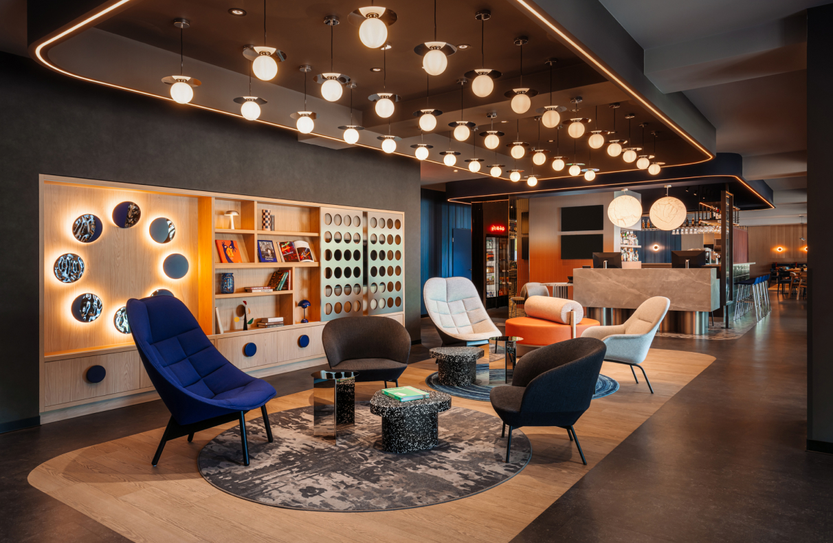 „Fly Me to the Moon” – klimat space age i kosmosu w Ibis Styles Katowice Airport