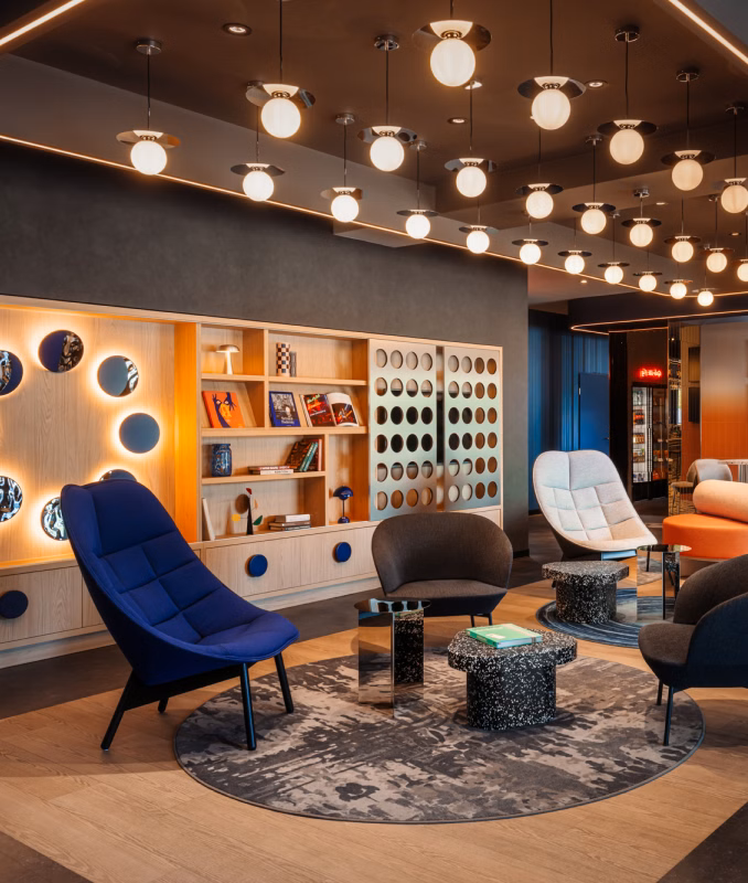 „Fly Me to the Moon”. Motyw podróży i wolności oraz odwołania do stylu Space Age i kosmosu w Ibis Styles Katowice Airport projektu AKA Studio