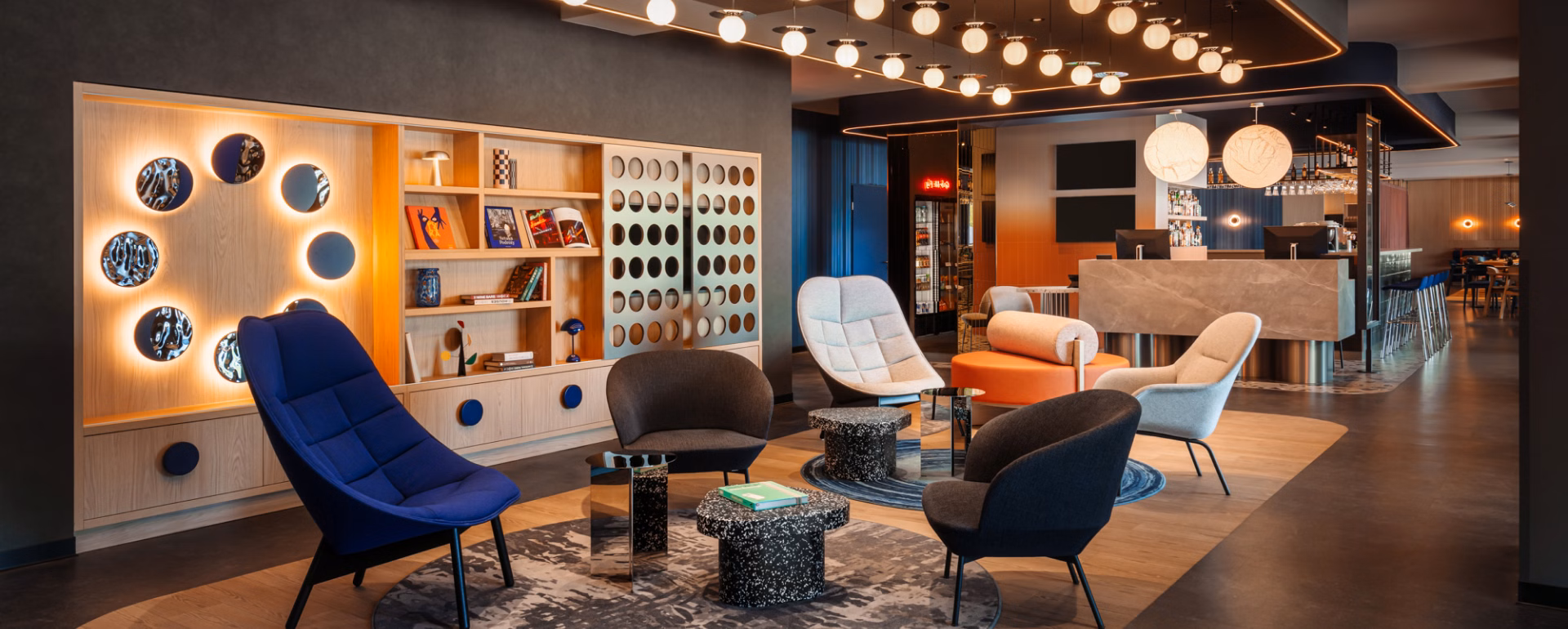 „Fly Me to the Moon”. Motyw podróży i wolności oraz odwołania do stylu Space Age i kosmosu w Ibis Styles Katowice Airport projektu AKA Studio