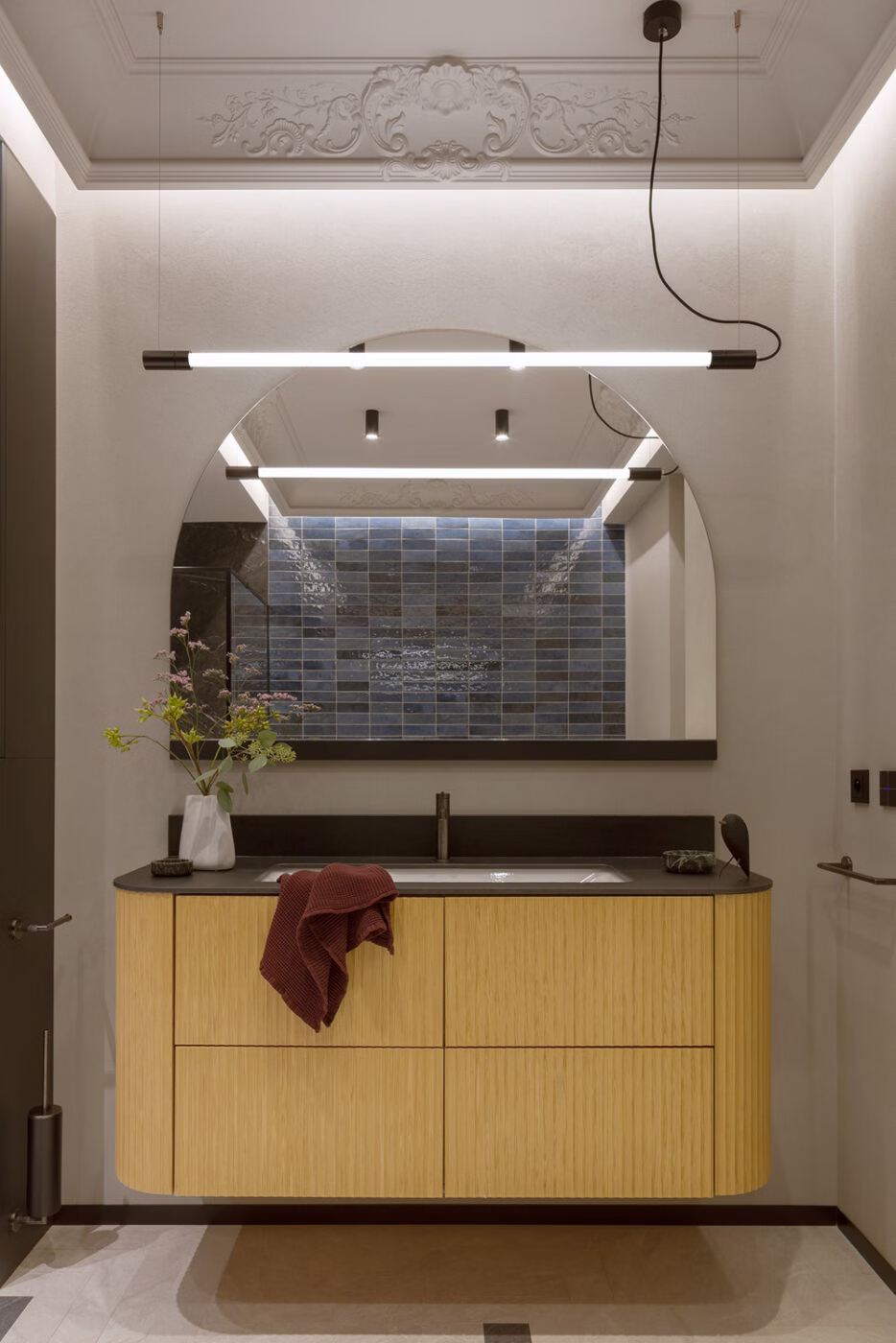 Światło, rytm i szlachetne detale – ta przestrzeń wprowadza do życia harmonię 26 Światło, rytm i szlachetne detale. Jak przestrzeń wprowadza do życia harmonię od Marta Drzymała Mum studio