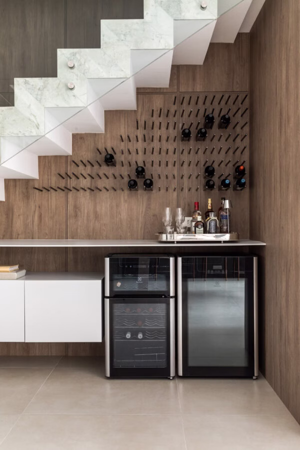 Nowoczesna architektura z klasycznymi odniesieniami definiuje renowację ogrodowego apartamentu