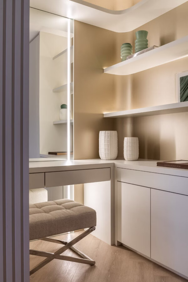 Nowoczesna architektura z klasycznymi odniesieniami definiuje renowację ogrodowego apartamentu