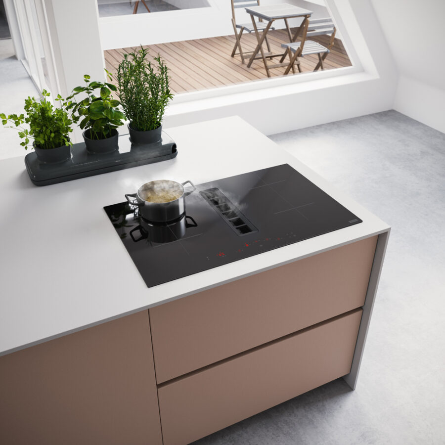 Płyta indukcyjna ze zintegrowanym okapem, jak działa, kiedy ma sens i co sprawdzić przed zakupem. Praktyczny poradnik Franke