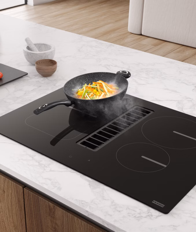 Płyta indukcyjna ze zintegrowanym okapem, jak działa, kiedy ma sens i co sprawdzić przed zakupem. Praktyczny poradnik Franke