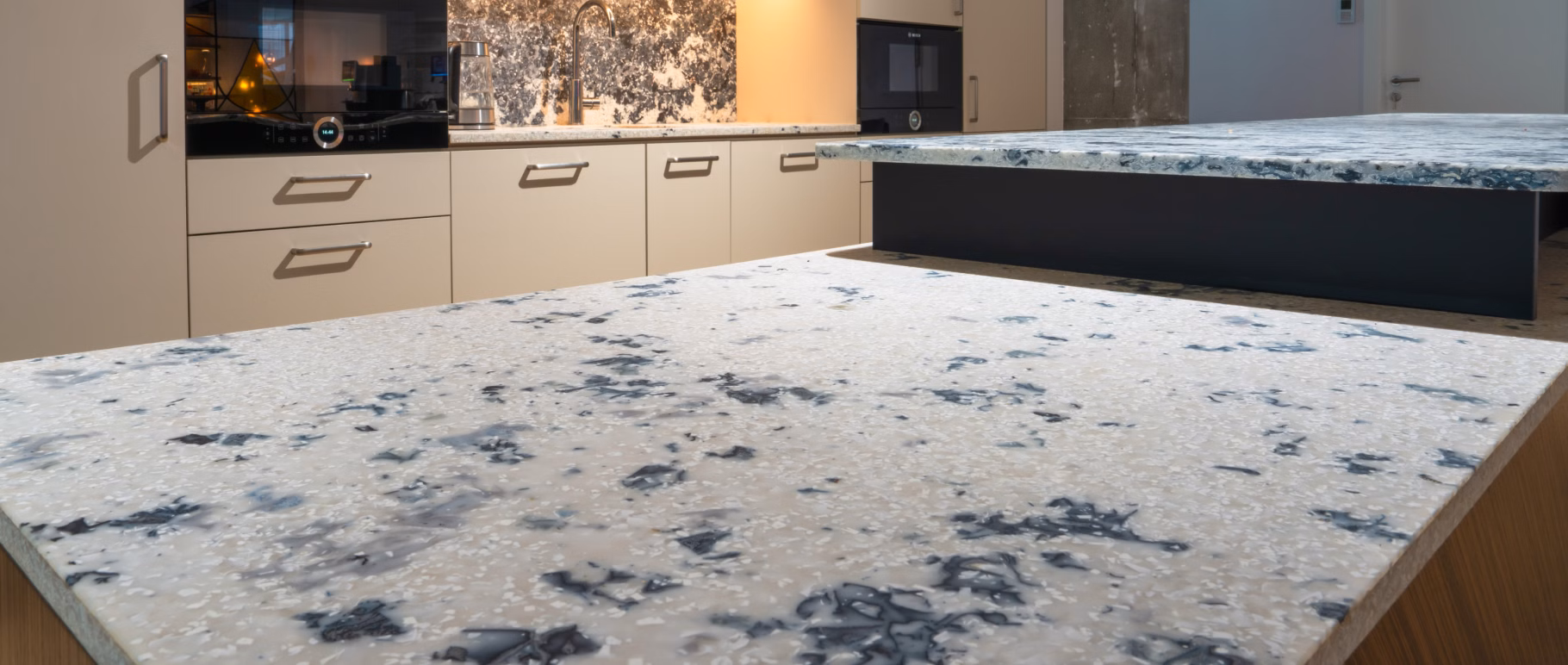 Recyklingowe historie: blat z jeansów, uchwyty z korka i bursztynu, czyli drugie życie odpadów