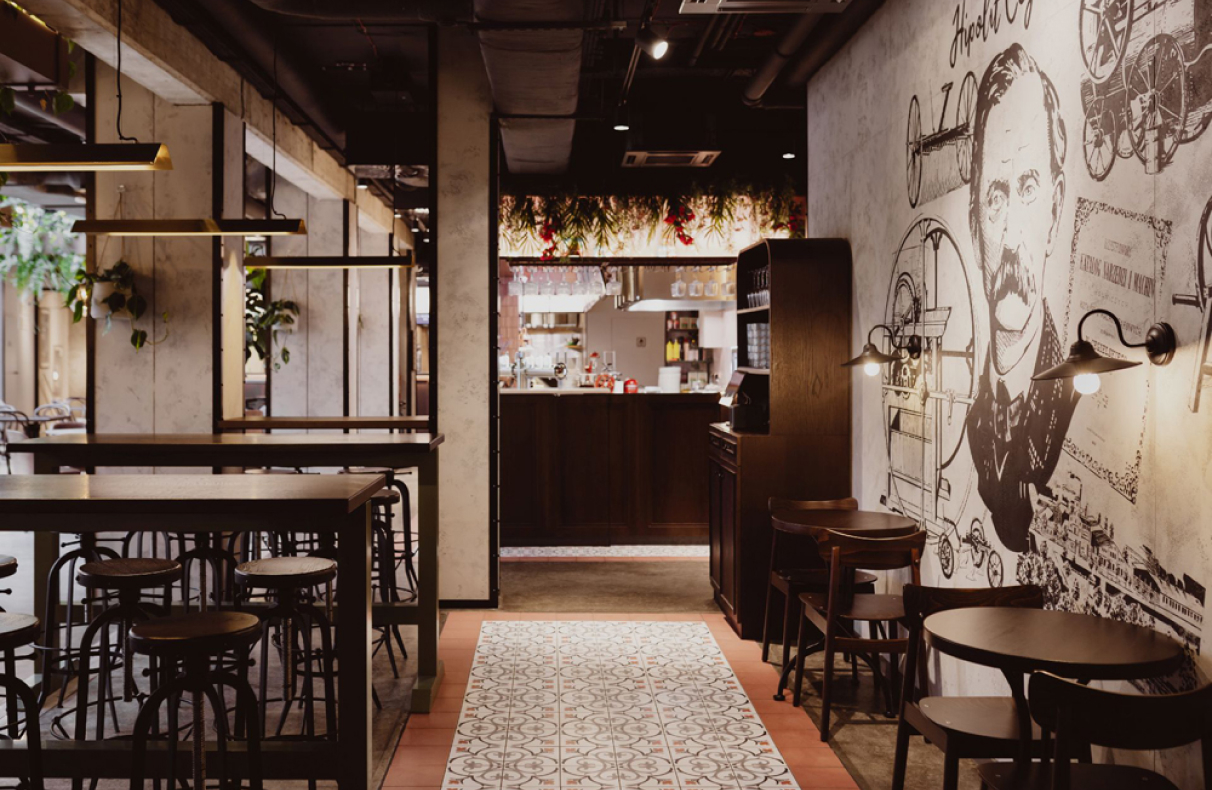 Secesja, parowozy i koktajle. Wnętrza nowego food hallu w historycznej kamienicy projektu Biuro Kreacja i M19 Architekci