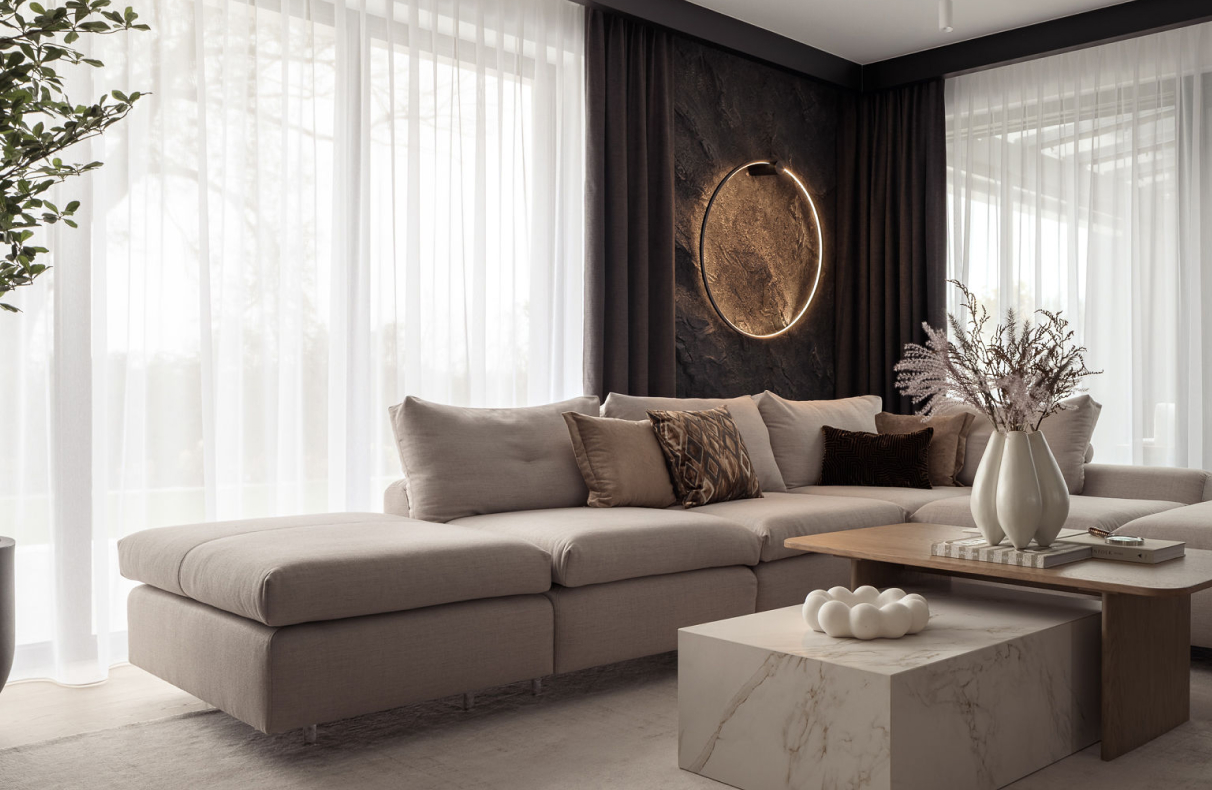 W ponadczasowym rytmie stonowanych kolorów – tak zaprojektowano 300-metrowy dom