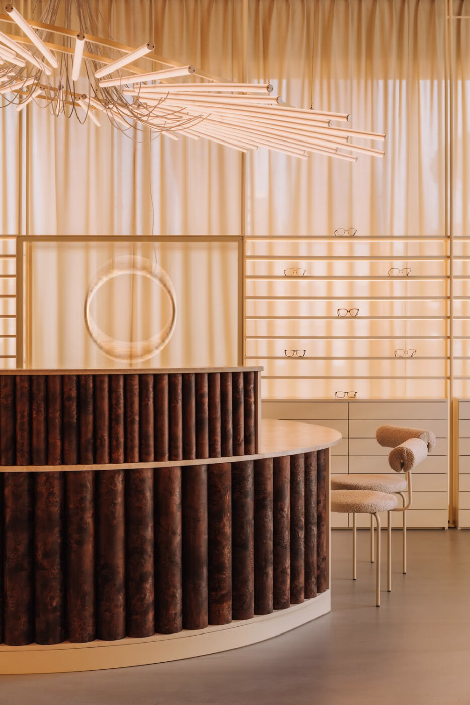 Między światłem a impulsem. Biologiczna architektura salonu optycznego 1 Architektura i biologia przenikają się tu w sposób niemal niezauważalny – subtelnie, jak światło przechodzące przez soczewkę