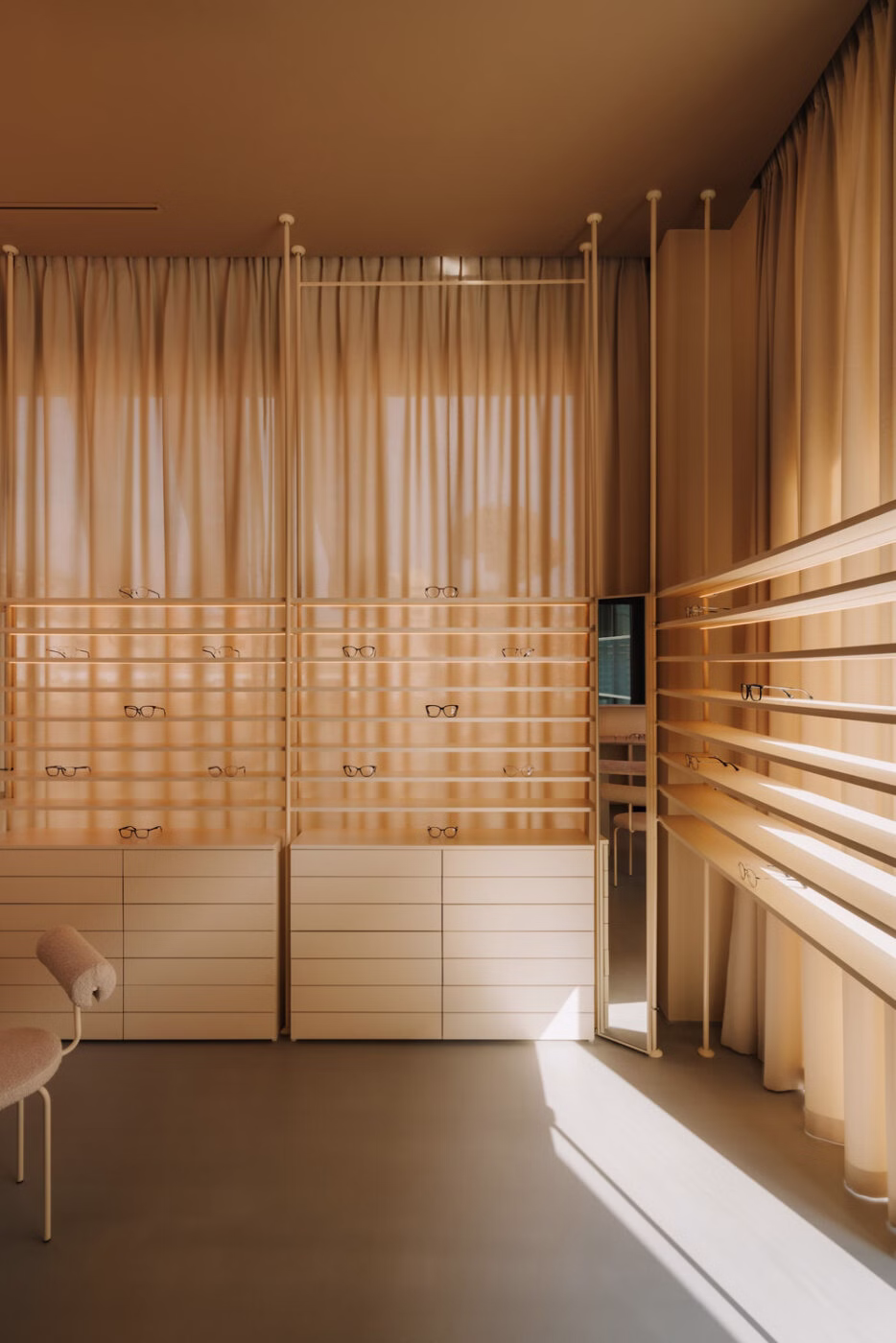 Między światłem a impulsem. Biologiczna architektura salonu optycznego 8 Architektura i biologia przenikają się tu w sposób niemal niezauważalny – subtelnie, jak światło przechodzące przez soczewkę