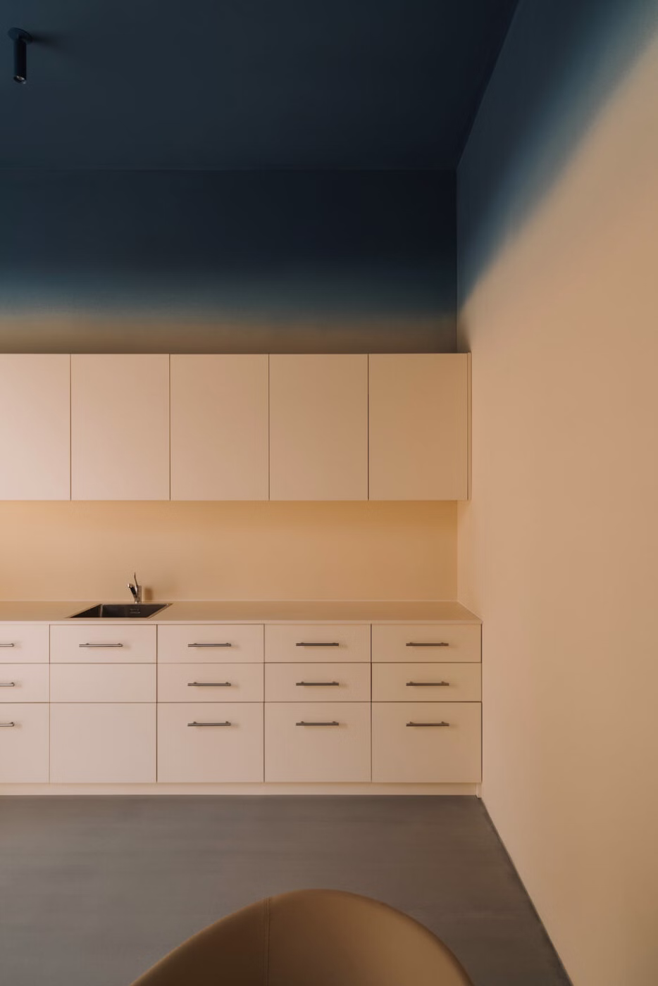 Między światłem a impulsem. Biologiczna architektura salonu optycznego 9 Architektura i biologia przenikają się tu w sposób niemal niezauważalny – subtelnie, jak światło przechodzące przez soczewkę