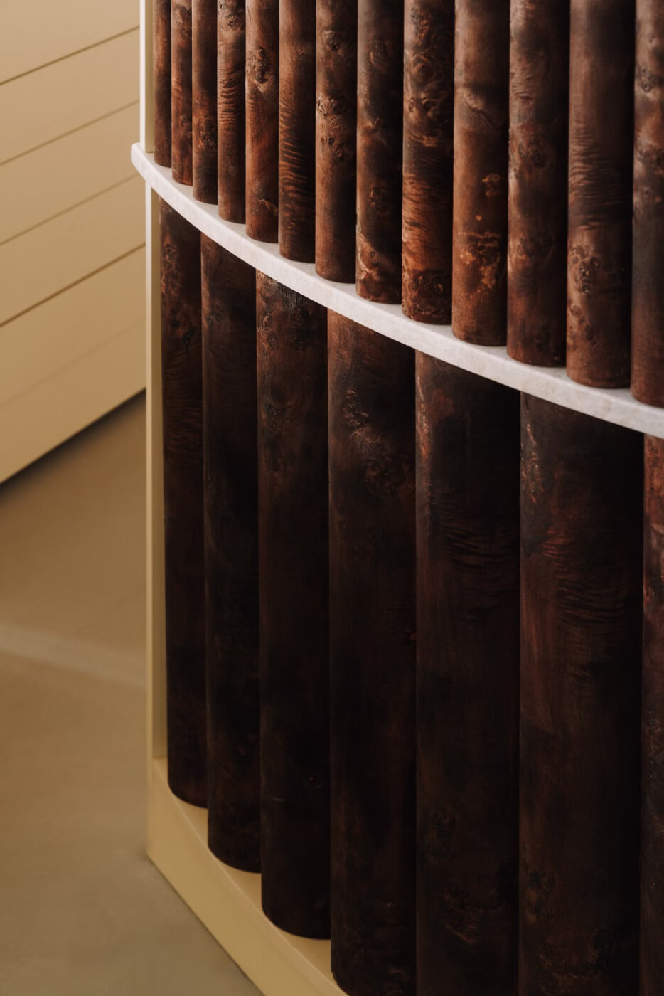 Między światłem a impulsem. Biologiczna architektura salonu optycznego 14 Architektura i biologia przenikają się tu w sposób niemal niezauważalny – subtelnie, jak światło przechodzące przez soczewkę