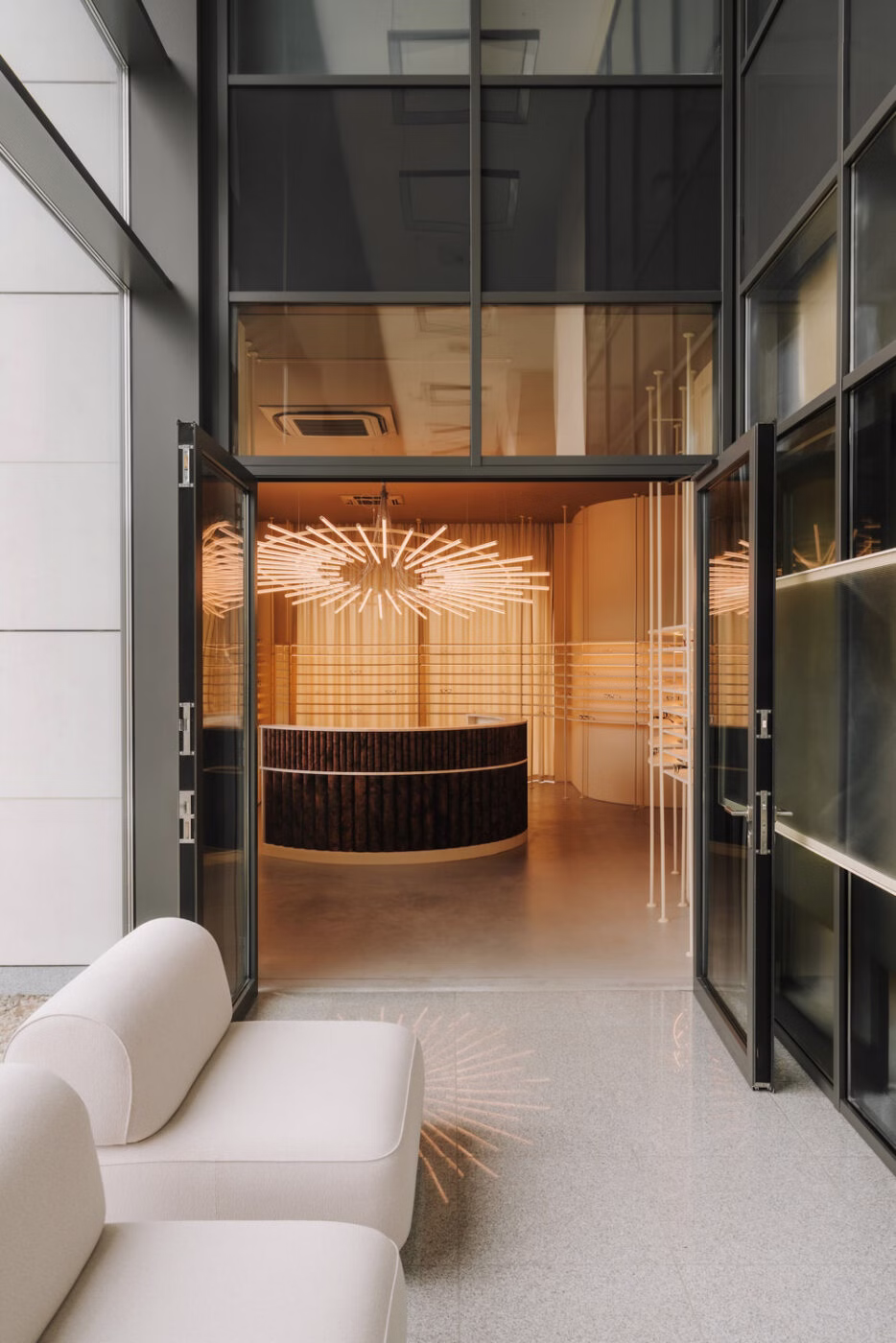 Między światłem a impulsem. Biologiczna architektura salonu optycznego 16 Architektura i biologia przenikają się tu w sposób niemal niezauważalny – subtelnie, jak światło przechodzące przez soczewkę