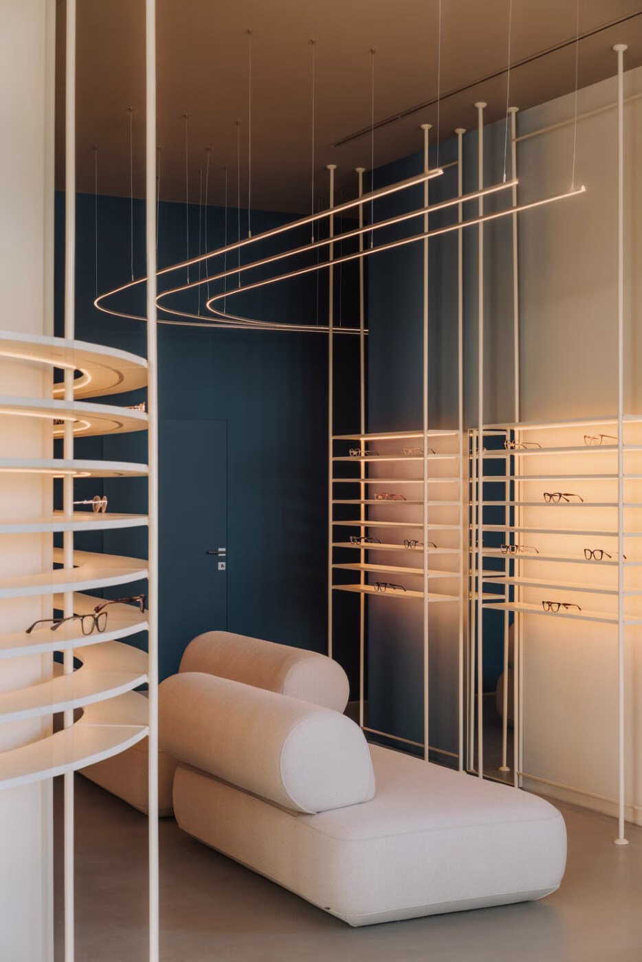 Między światłem a impulsem. Biologiczna architektura salonu optycznego 2 Architektura i biologia przenikają się tu w sposób niemal niezauważalny – subtelnie, jak światło przechodzące przez soczewkę