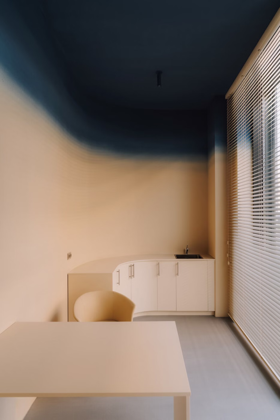 Między światłem a impulsem. Biologiczna architektura salonu optycznego 10 Architektura i biologia przenikają się tu w sposób niemal niezauważalny – subtelnie, jak światło przechodzące przez soczewkę