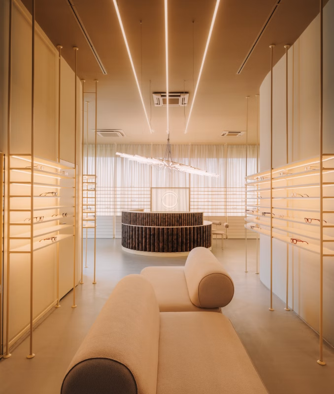 Architektura i biologia przenikają się tu w sposób niemal niezauważalny – subtelnie, jak światło przechodzące przez soczewkę