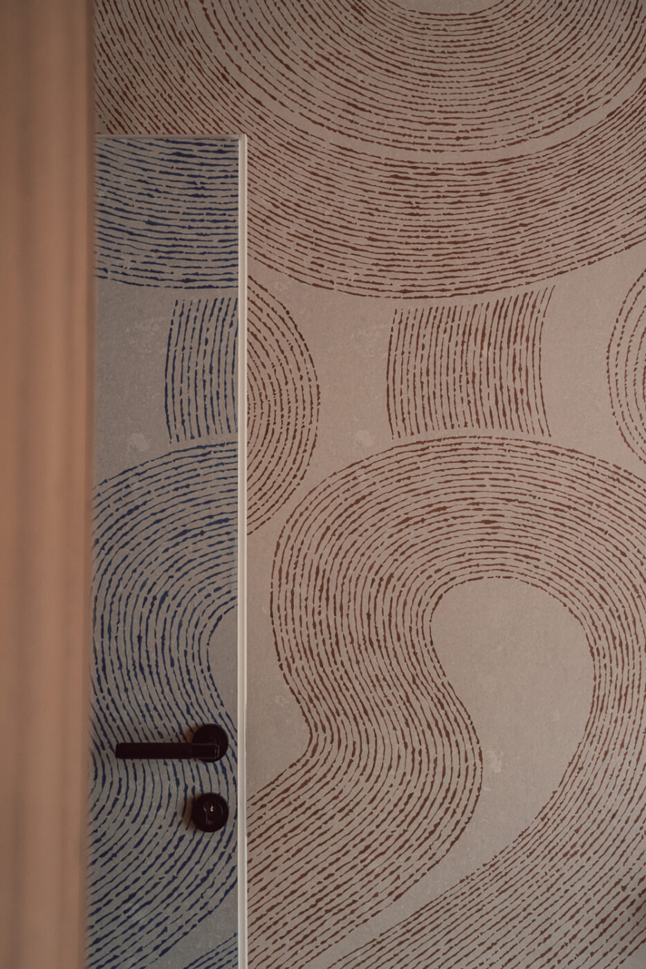 Projekt mieszkania w Bydgoszczy - mieszkanie na wynajem w kolorze, które bawi, przyciąga wzrok i otula od Żurawicki Design