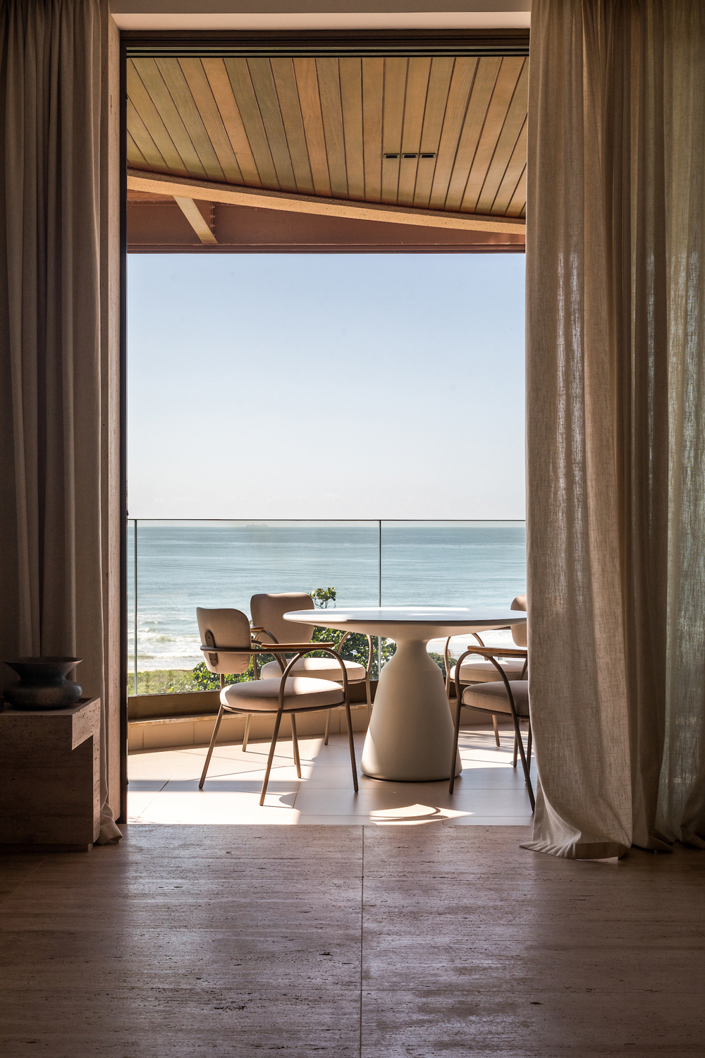 Naturalność, płynne przestrzenie i polski akcent – 405-metrowy apartament w Brazylii