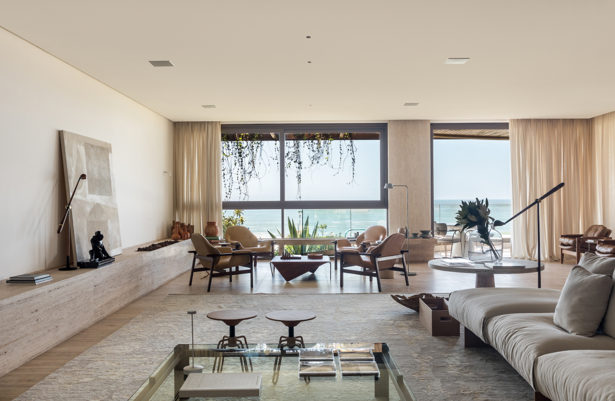 Naturalne materiały i płynne przestrzenie kształtują 405-metrowy apartament nad morzem w Brazylii