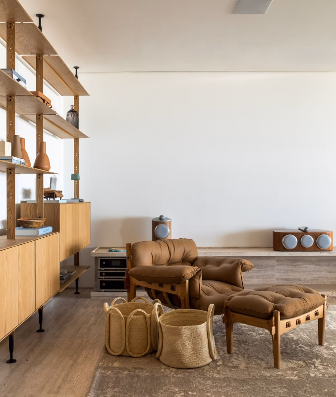 Naturalne materiały i płynne przestrzenie kształtują 405-metrowy apartament nad morzem w Brazylii