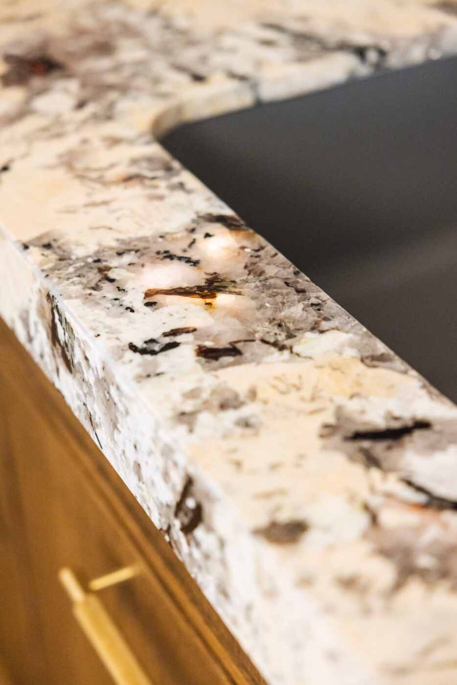 Nowe życie w kamienicy. Rodzinny apartament na Świętojańskiej w Gdyni projektu masz.design