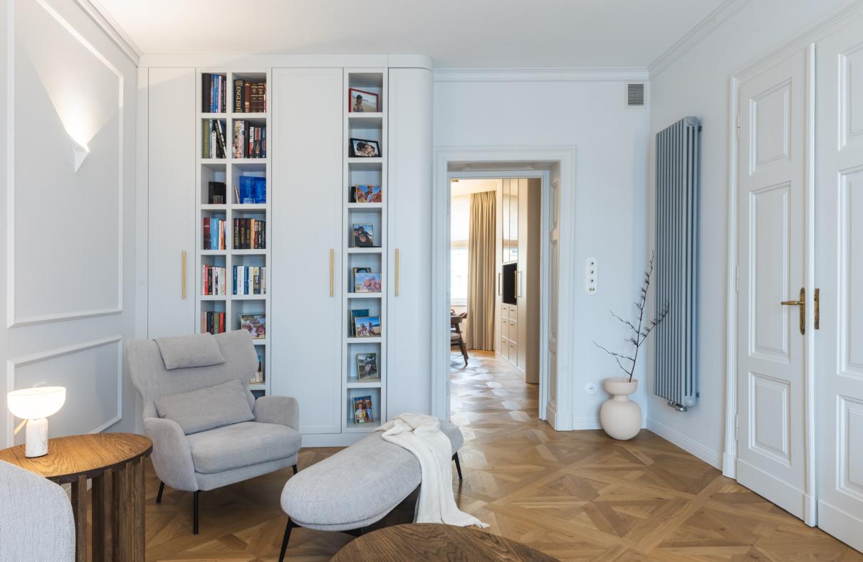 Z salonem w odcieniu baby blue – apartament w Gdyni pełen kolorów