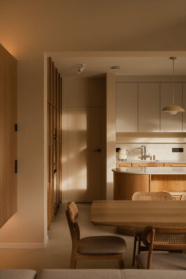 Spokój, światło i naturalna harmonia. Dom zaprojektowany przez Habitat