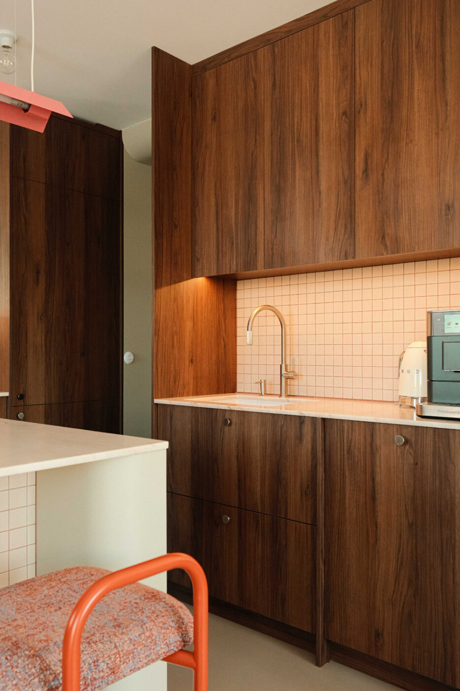 W lustrzanym odbiciu i w kolorze – mieszkanie soft modern z motywami mid-century 13 W lustrzanym odbiciu! projekt estimental.