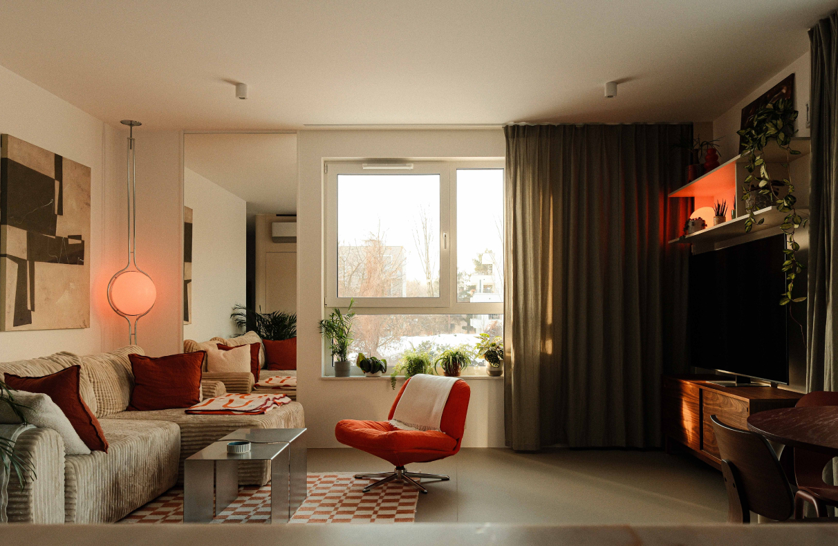 W lustrzanym odbiciu i w kolorze – mieszkanie soft modern z motywami mid-century