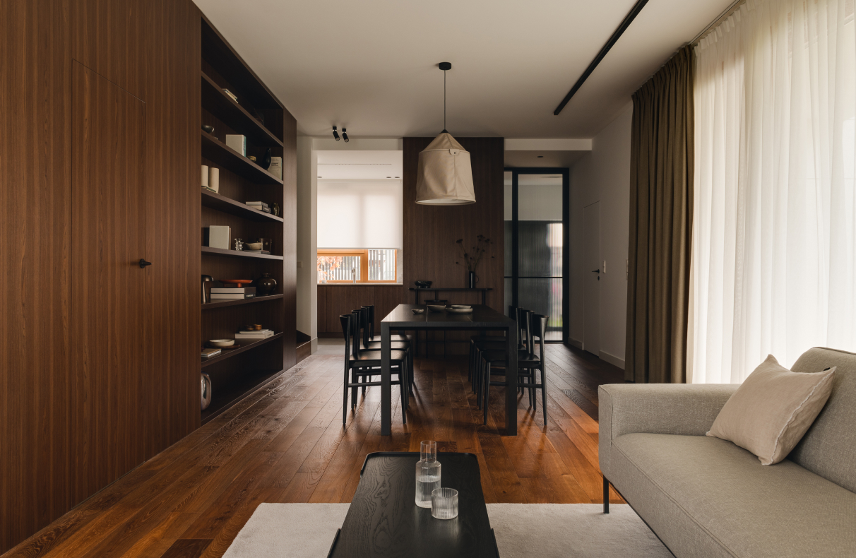 Ciemny dąb, kamień, światło i odcienie czekolady. Ponadczasowe wnętrza domu w Warszawie