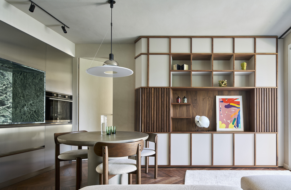 Mediolański apartament z glinianą fakturą. Materiał, światło i cisza formy