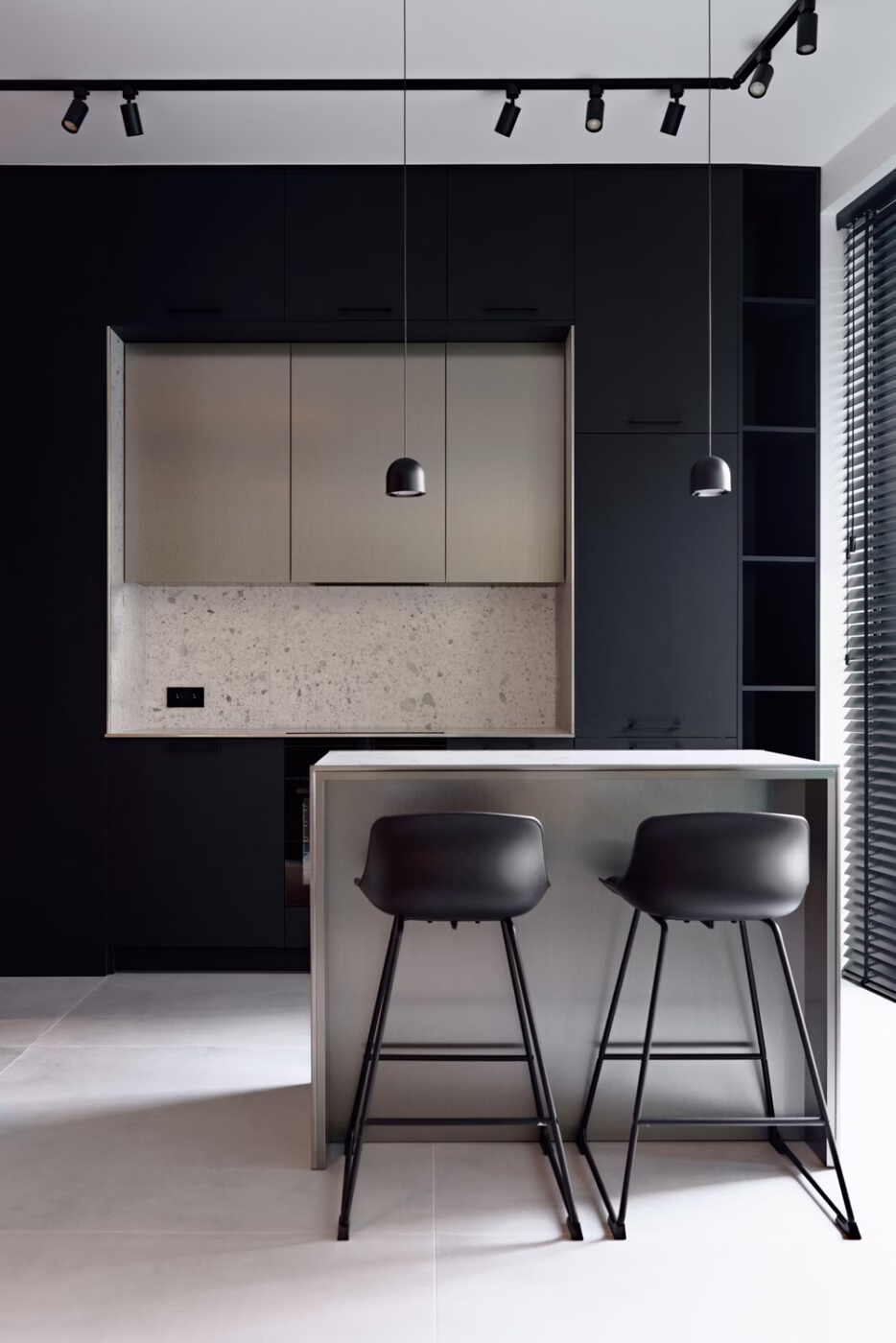 Minimalizm na 35 metrach. Apartament przy Krochmalnej zaprojektowany wokół światła i proporcji