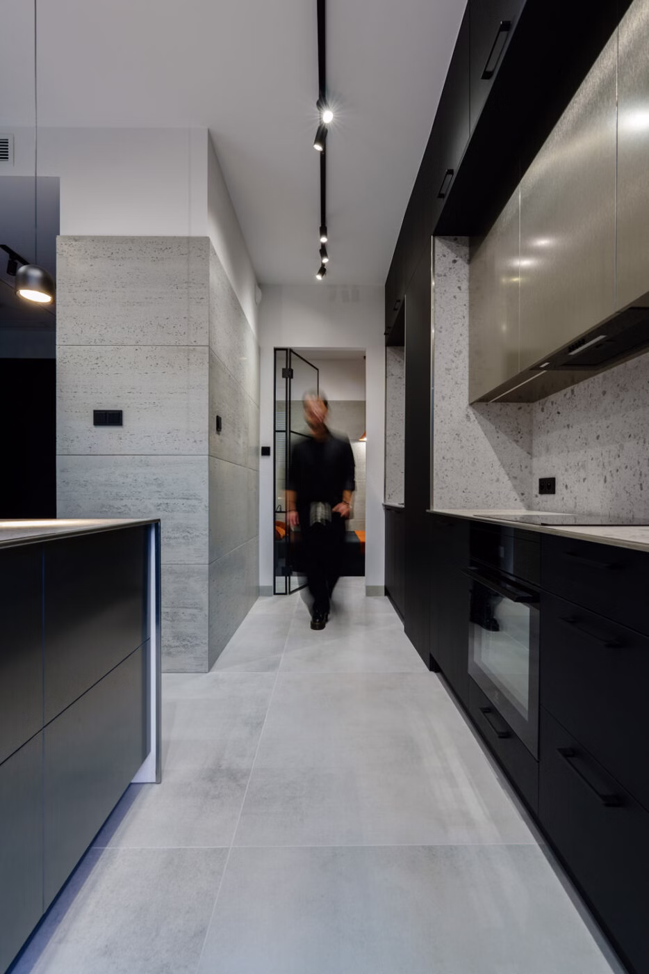 Minimalizm na 35 metrach. Apartament przy Krochmalnej zaprojektowany wokół światła i proporcji