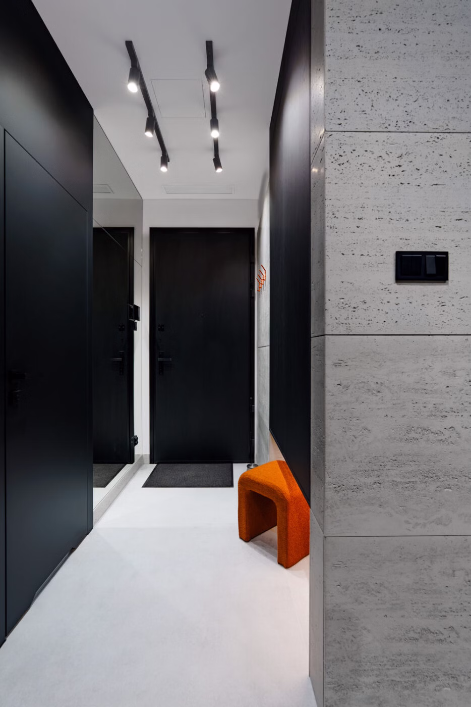 Minimalizm na 35 metrach. Apartament przy Krochmalnej zaprojektowany wokół światła i proporcji
