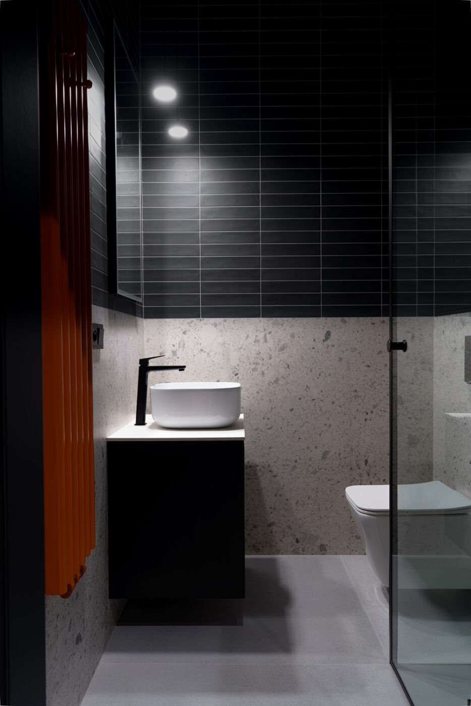 Minimalizm na 35 metrach. Apartament przy Krochmalnej zaprojektowany wokół światła i proporcji