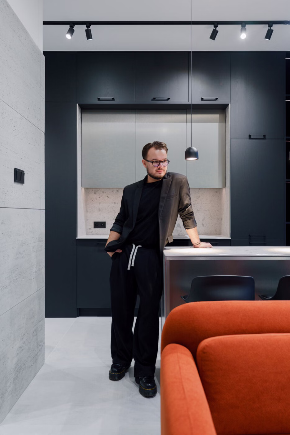Minimalizm na 35 metrach. Apartament przy Krochmalnej zaprojektowany wokół światła i proporcji