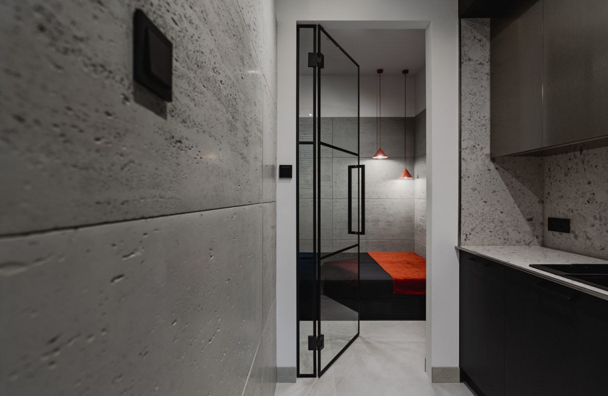 Minimalizm i redukcja na 35 metrach. Wnętrze przy Krochmalnej zaprojektowane wokół światła i proporcji