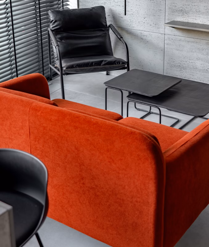 Minimalizm na 35 metrach. Apartament przy Krochmalnej zaprojektowany wokół światła i proporcji